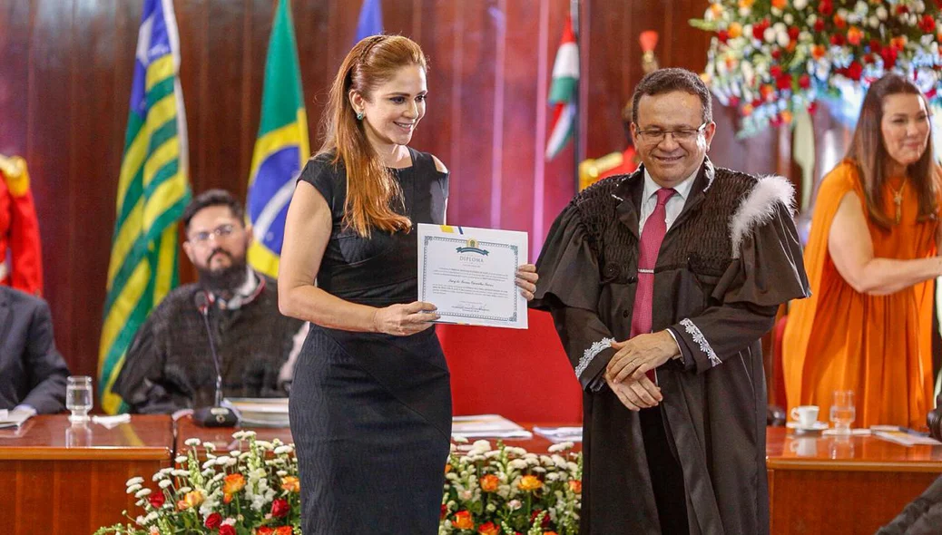 Lucy Soares sendo diplomada