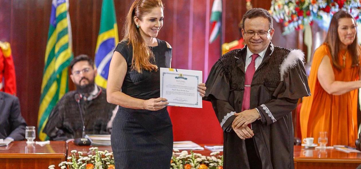 Lucy Soares sendo diplomada