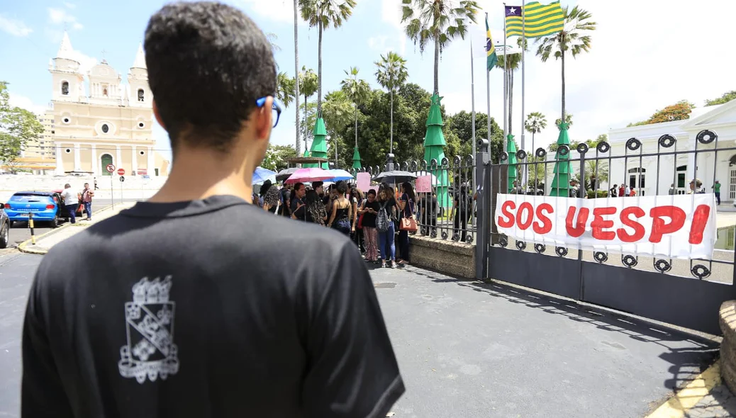 Manifestação da Uespi em frente ao Karnak 