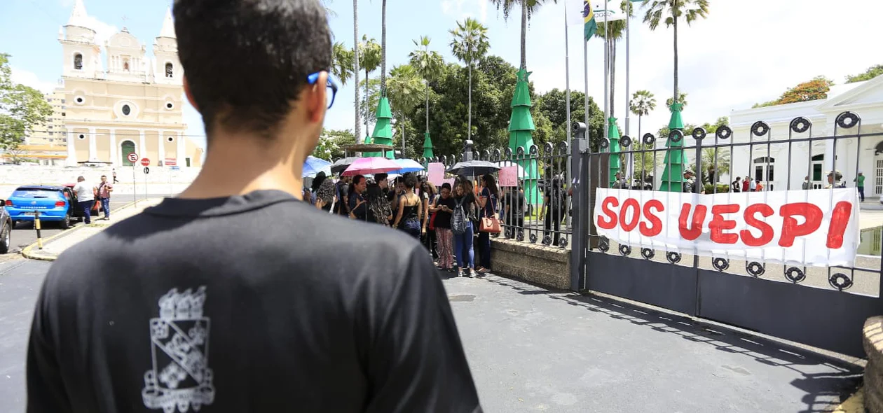 Manifestação da Uespi em frente ao Karnak 