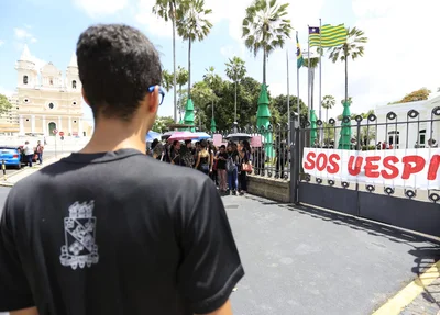 Manifestação da Uespi em frente ao Karnak 