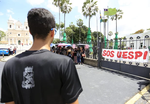 Manifestação da Uespi em frente ao Karnak 