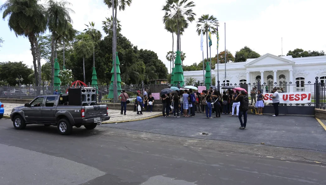 Manifestação em frente ao Palácio de Karnak 