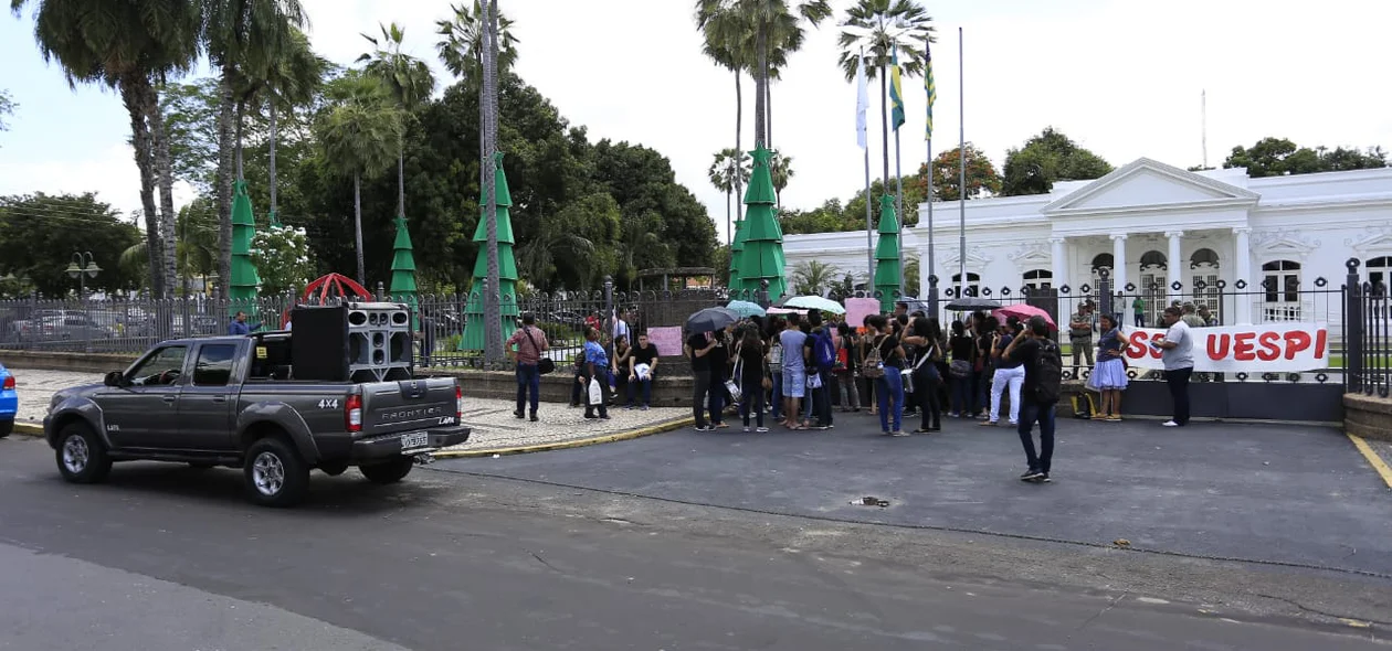 Manifestação em frente ao Palácio de Karnak 