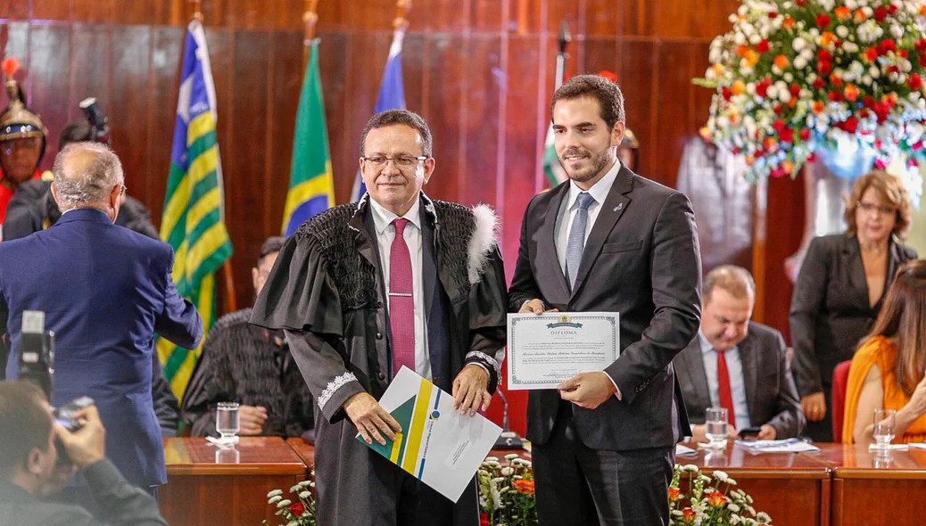 Marcos Aurélio sendo diplomado