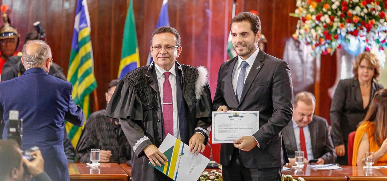 Marcos Aurélio sendo diplomado