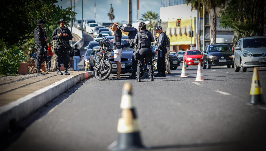 Polícia abordando motoqueiros 