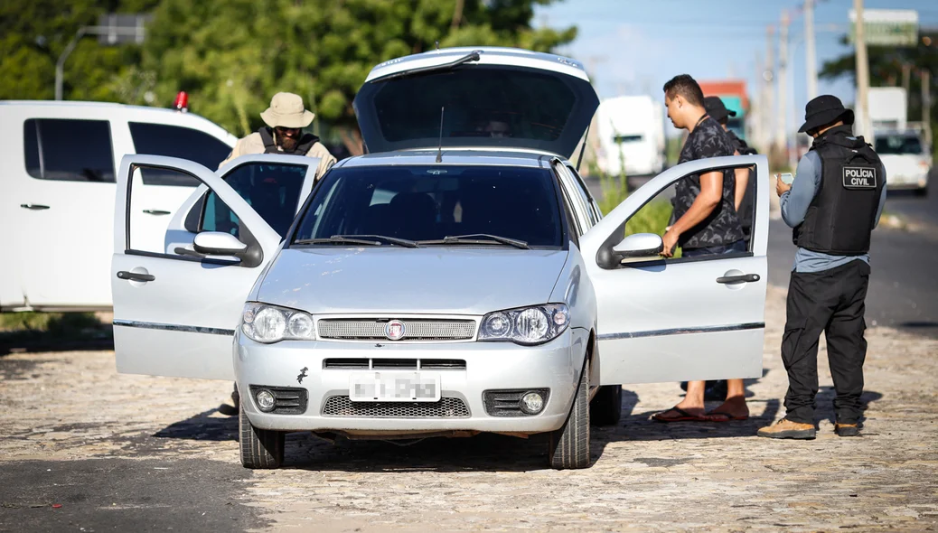 Polícia Civil fazendo averiguação nos veículos 