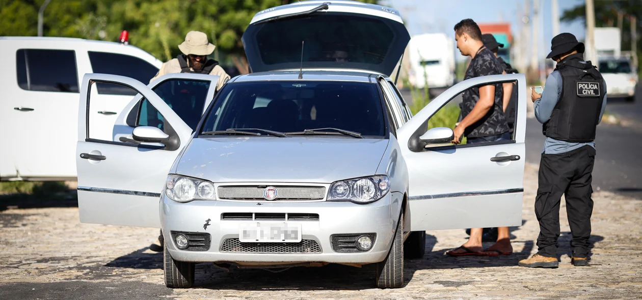 Polícia Civil fazendo averiguação nos veículos 