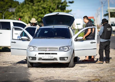 Polícia Civil fazendo averiguação nos veículos 