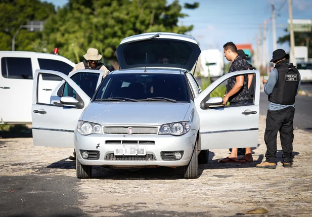 Polícia Civil fazendo averiguação nos veículos 