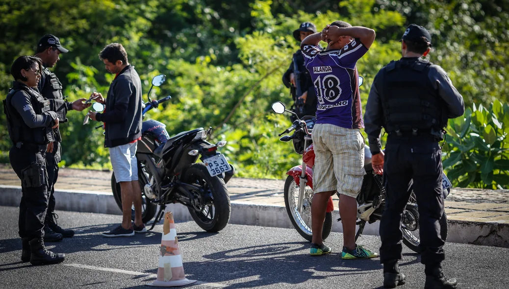 Policia verificando a documentação dos veículos 