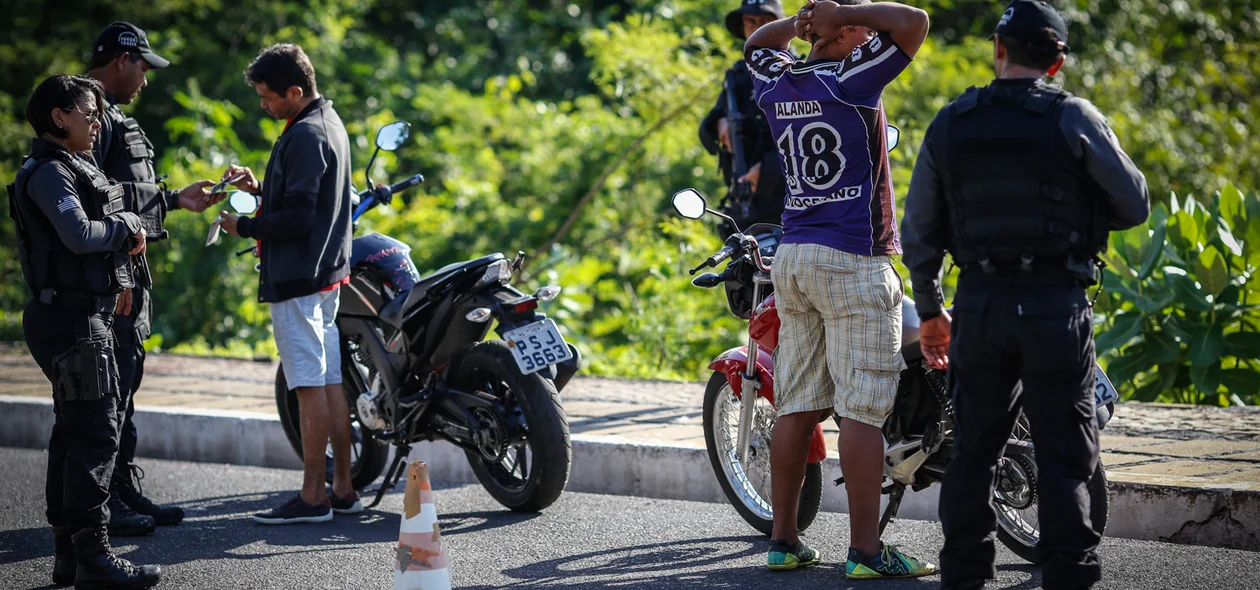 Policia verificando a documentação dos veículos 