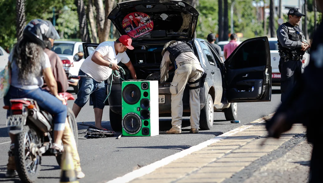Polícia verificando os carros 