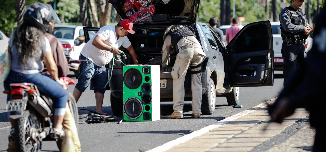 Polícia verificando os carros 
