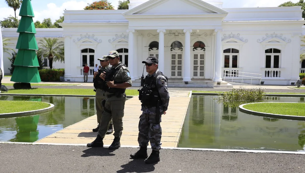 Policiais militares fazem a segurança do Karnak 