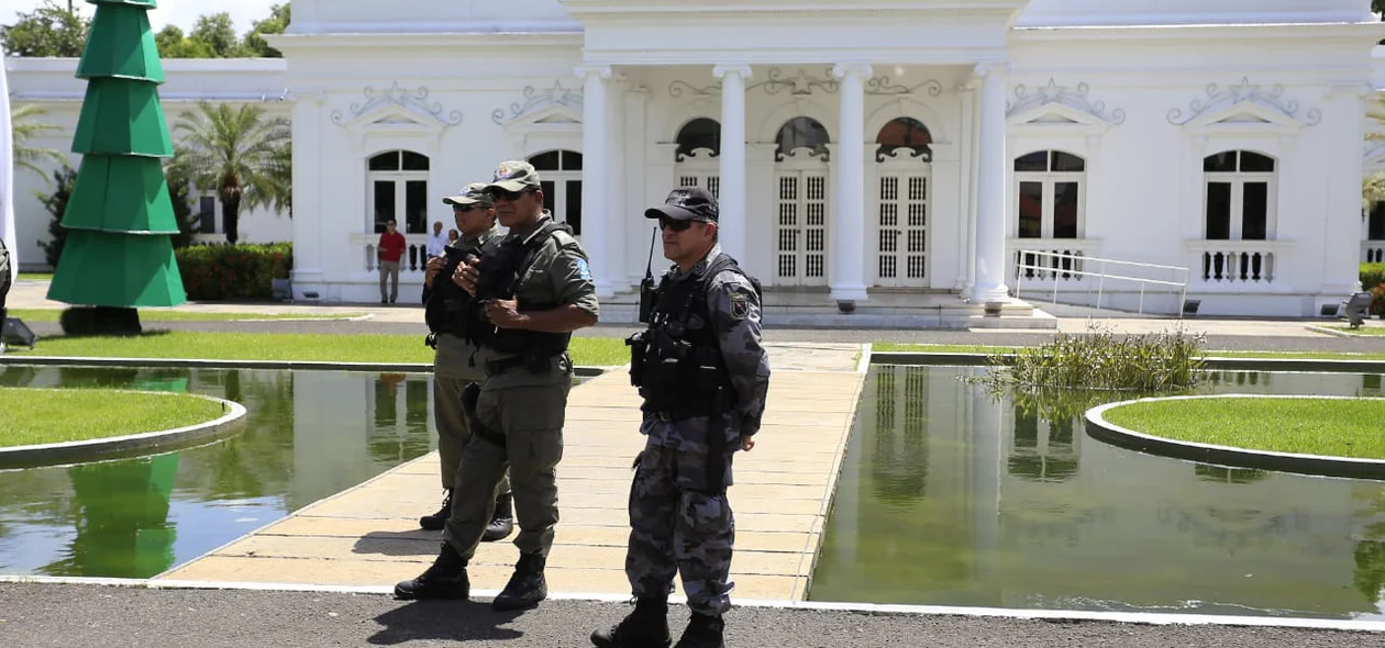 Policiais militares fazem a segurança do Karnak 