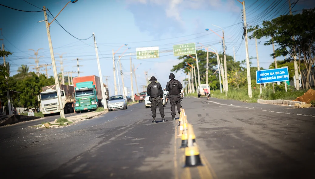 Policiais na operação