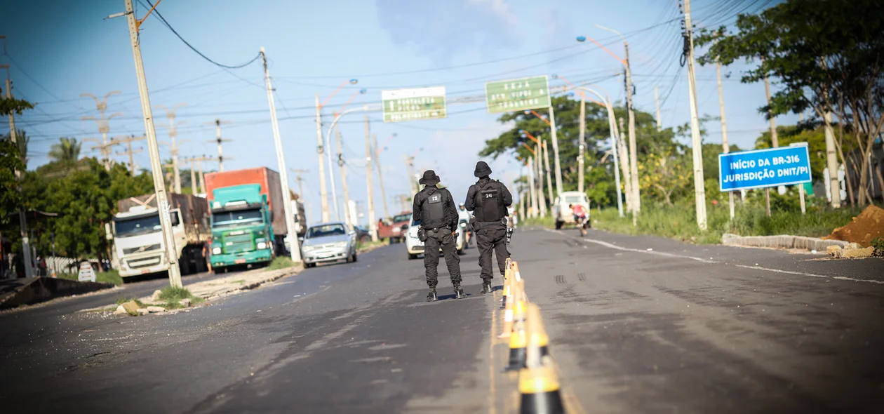 Policiais na operação