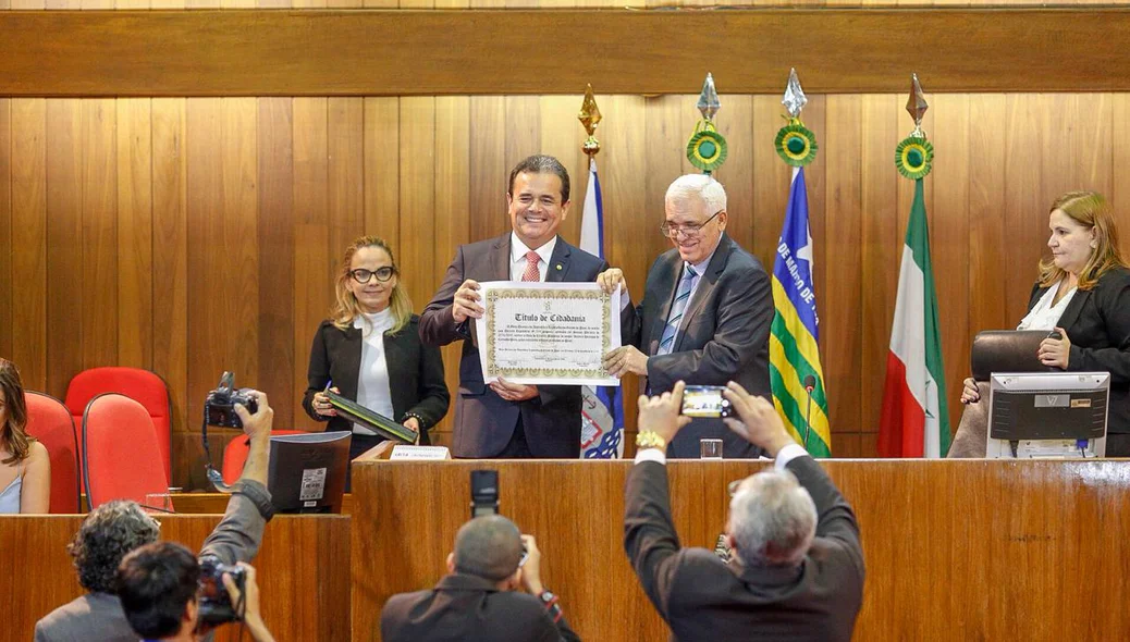 Solenidade no plenário da Alepi
