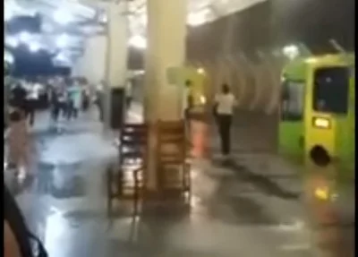 Vídeo registra infiltração em teto do terminal de ônibus