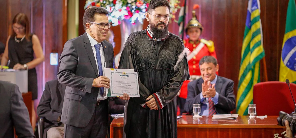 Zé Santana sendo diplomado