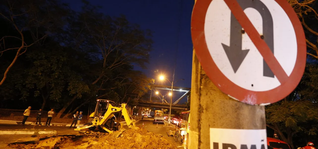 Cratera se abriu próximo ao acesso da Ponte Metálica