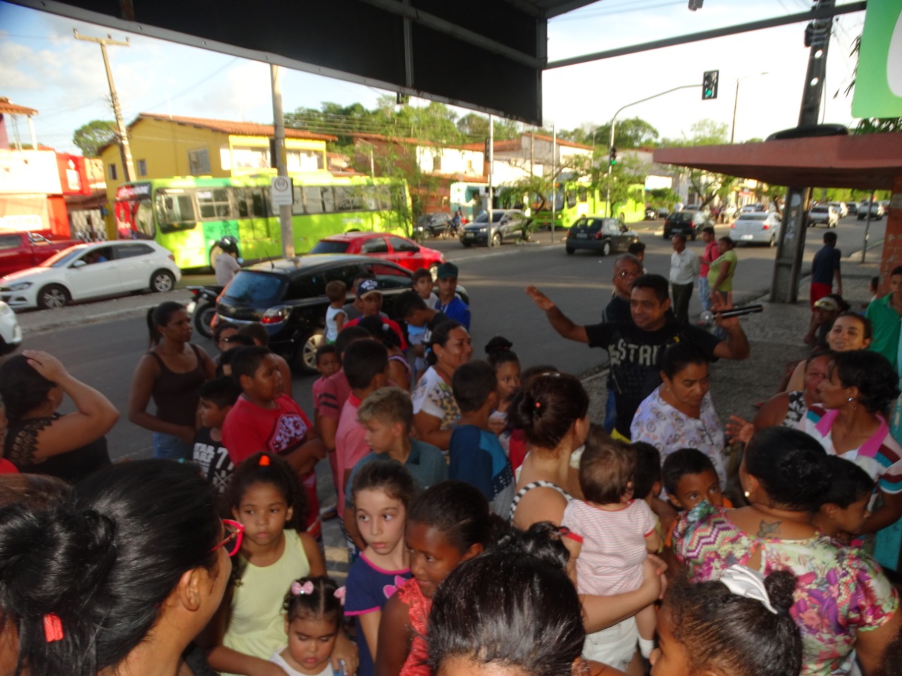 Crianças esperando para tirar foto com papai noel 