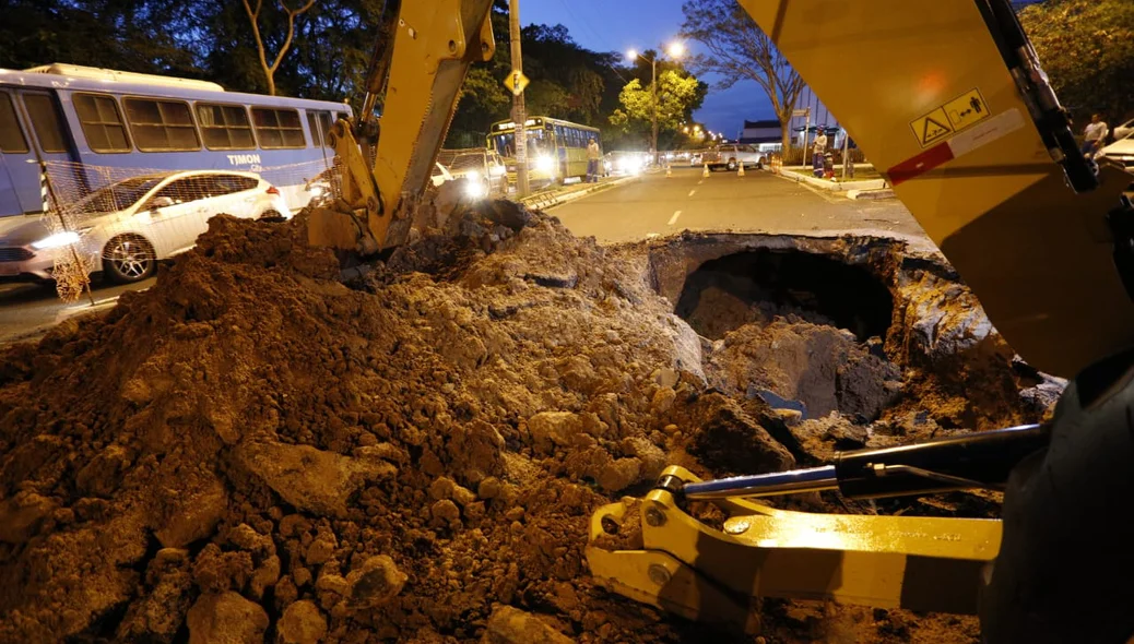 Equipe da Águas de Teresina no local onde se abriu a cratera