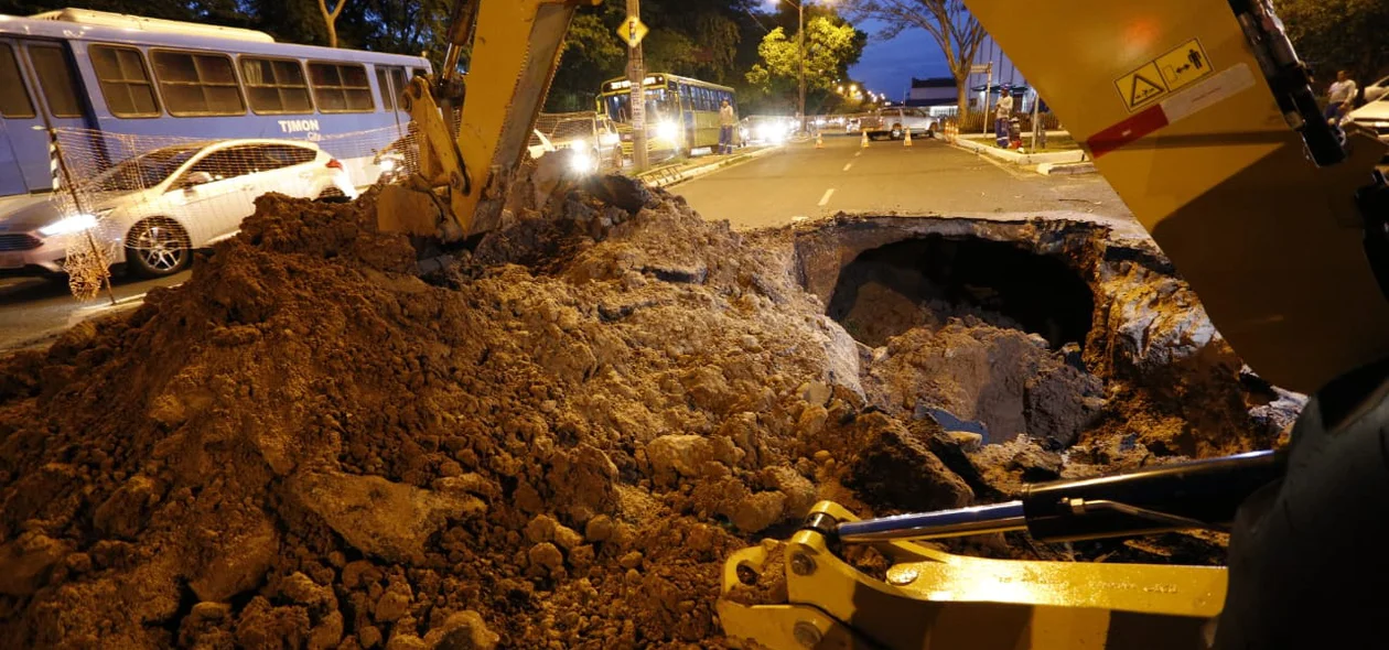 Equipe da Águas de Teresina no local onde se abriu a cratera