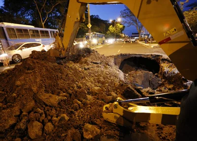 Equipe da Águas de Teresina no local onde se abriu a cratera