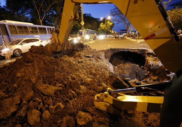 Equipe da Águas de Teresina no local onde se abriu a cratera