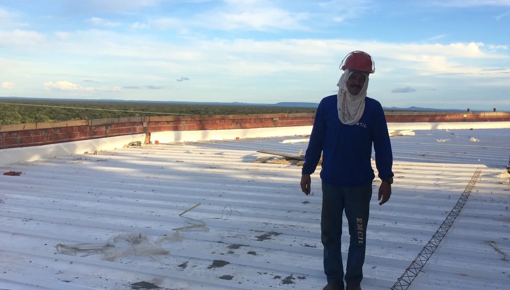 Operário admira a vista do museu durante construção