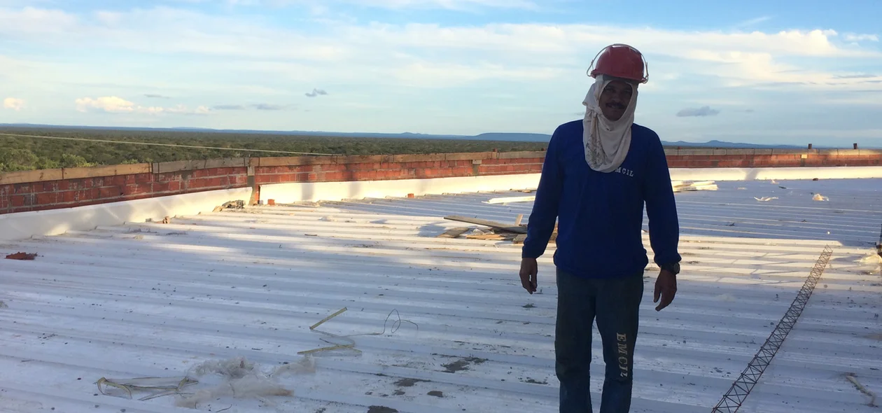 Operário admira a vista do museu durante construção