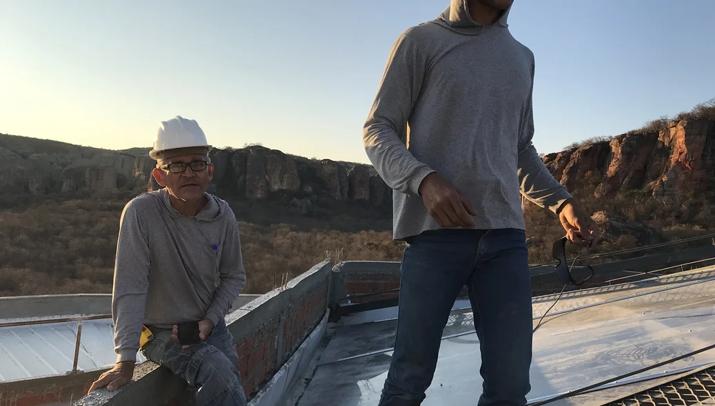 Operários trabalham na construção do Museu da Natureza 