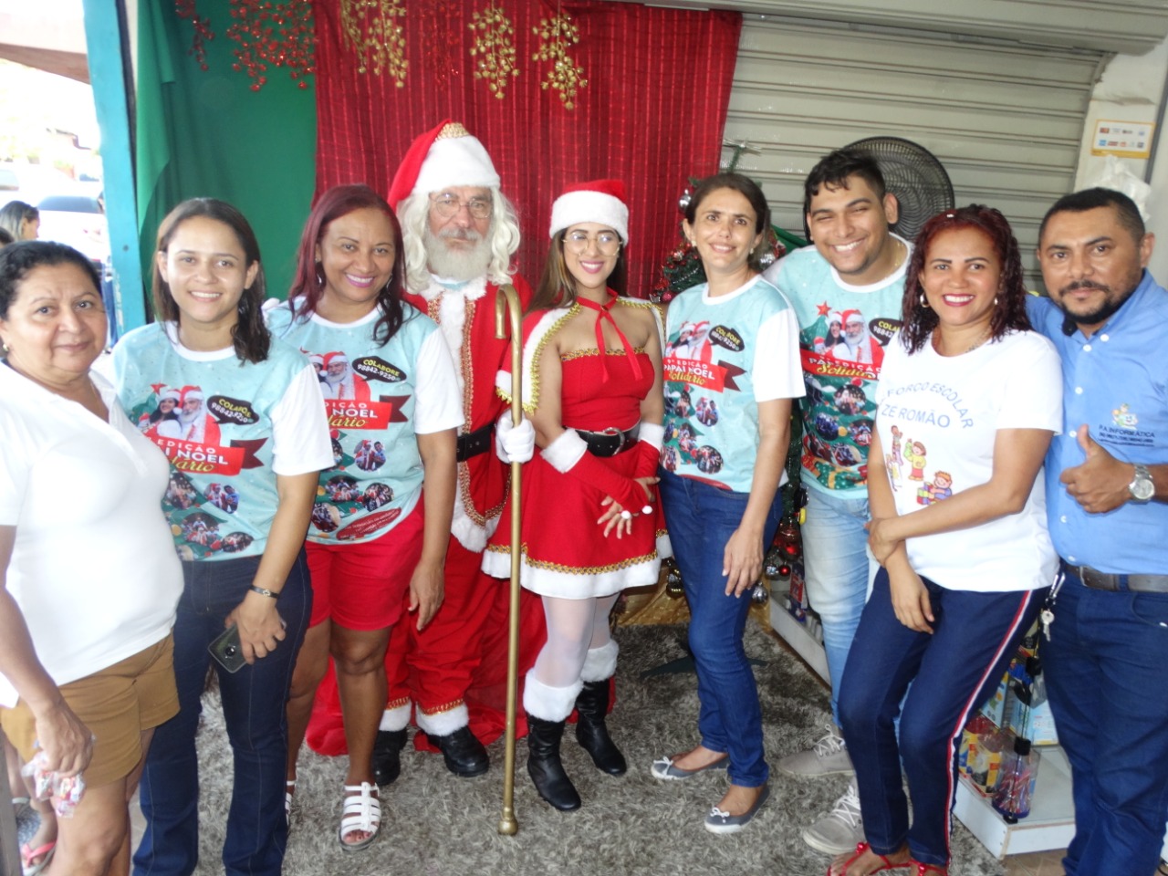Organizadores tirando foto com mamãe e papai noel