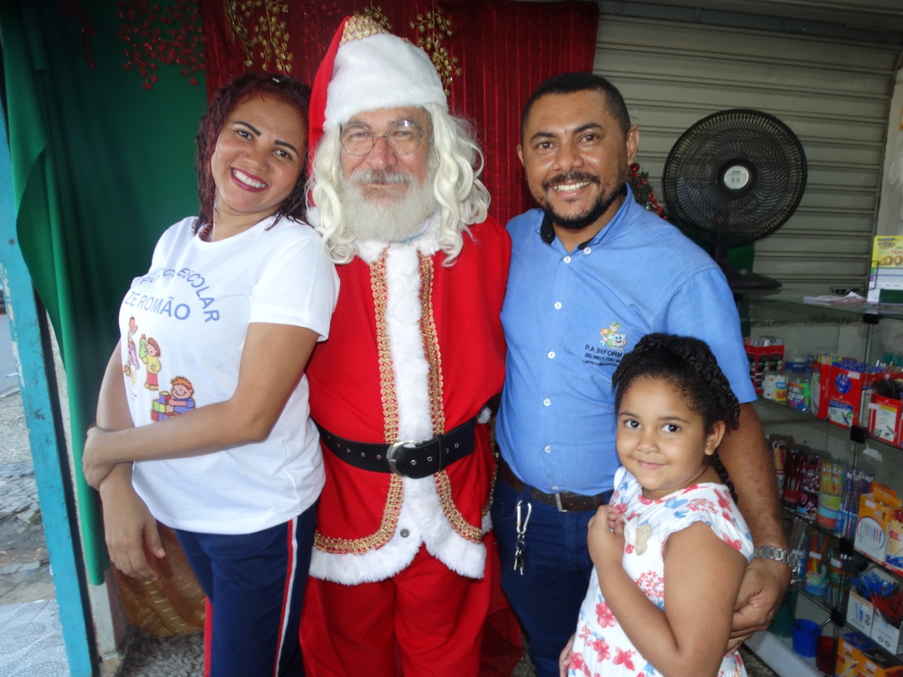 Pais levam filha para tirar foto c papai noel