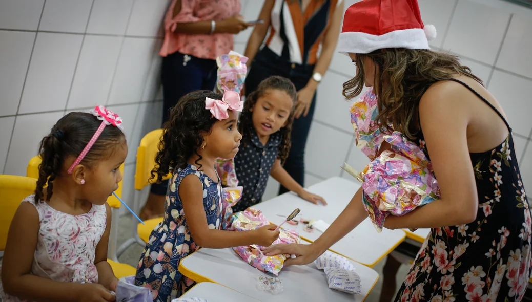Amanda entregando presente para as crianças 