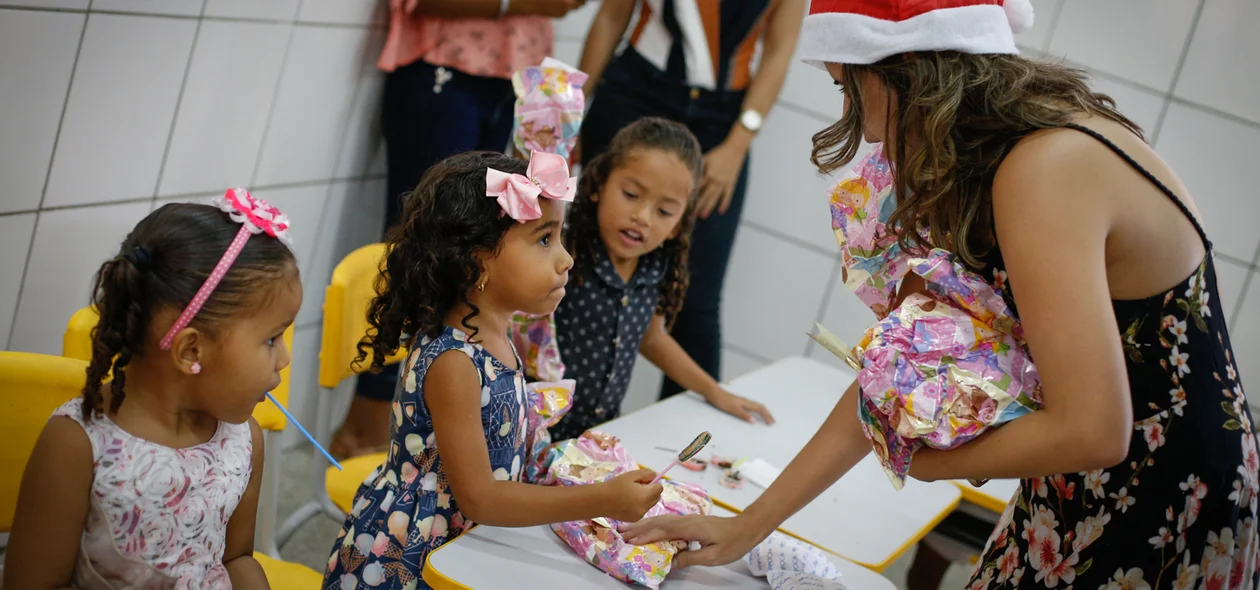 Amanda entregando presente para as crianças 