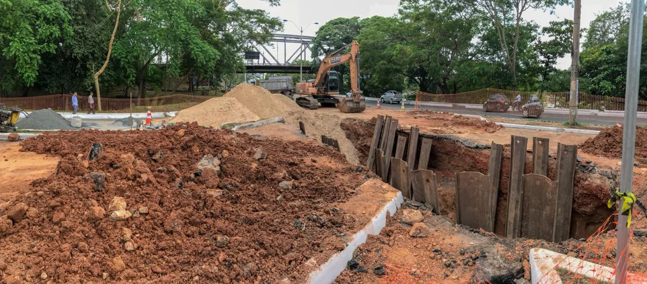 Cratera na avenida Maranhão 