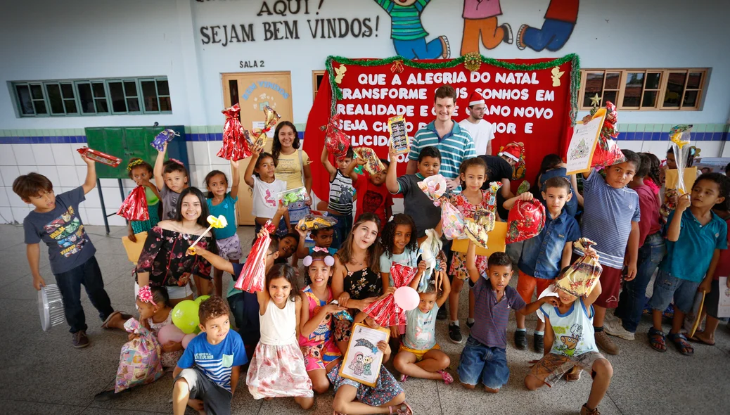 Crianças ganham os presente de natal 