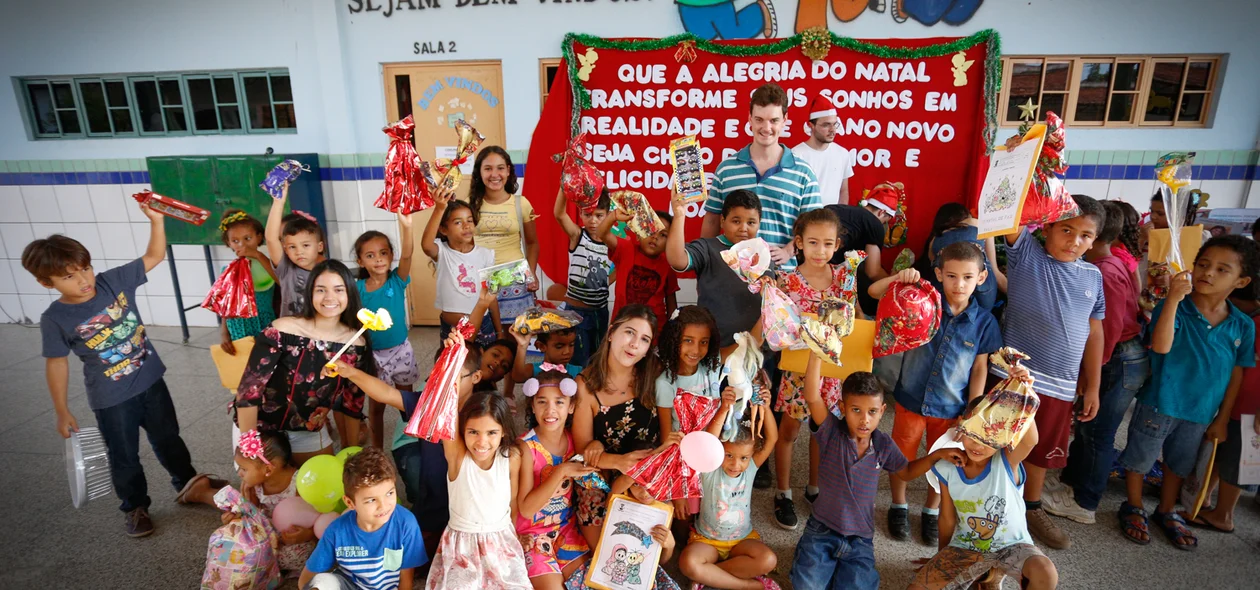 Crianças ganham os presente de natal 
