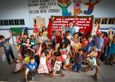 Crianças ganham os presente de natal 