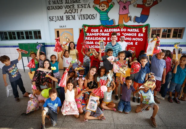 Crianças ganham os presente de natal 