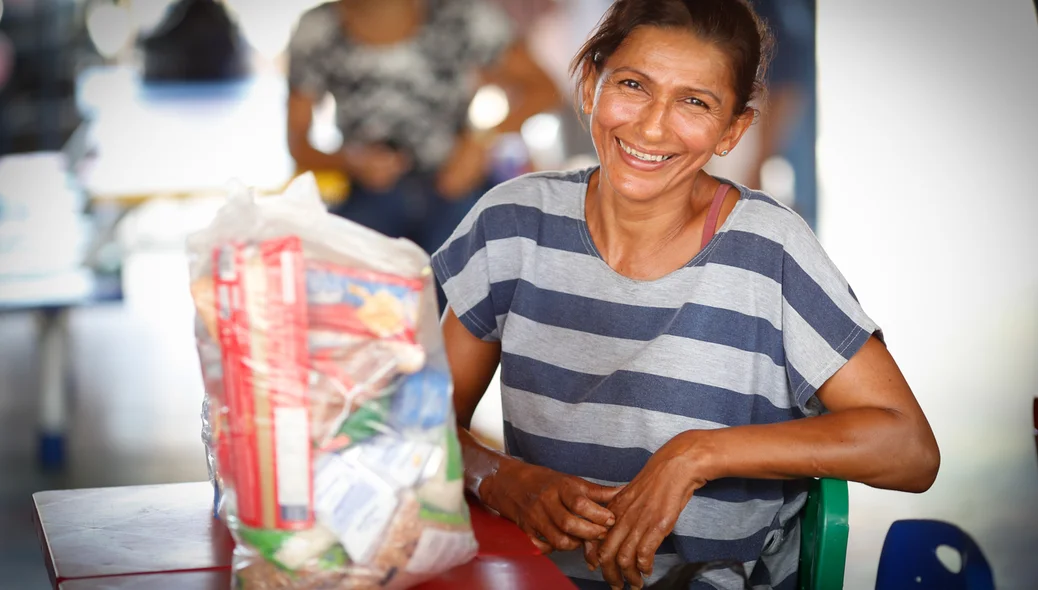 Dona Genilda feliz com o presente 