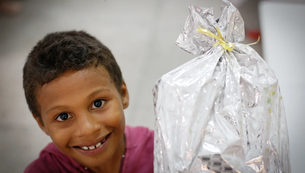 Garoto ficou feliz com o presente 