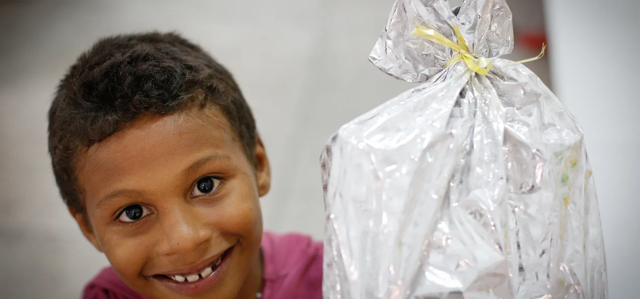 Garoto ficou feliz com o presente 