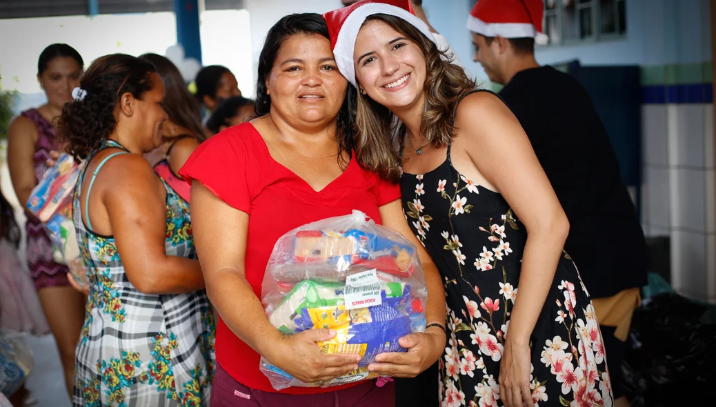 Mãe feliz com a boa ação 