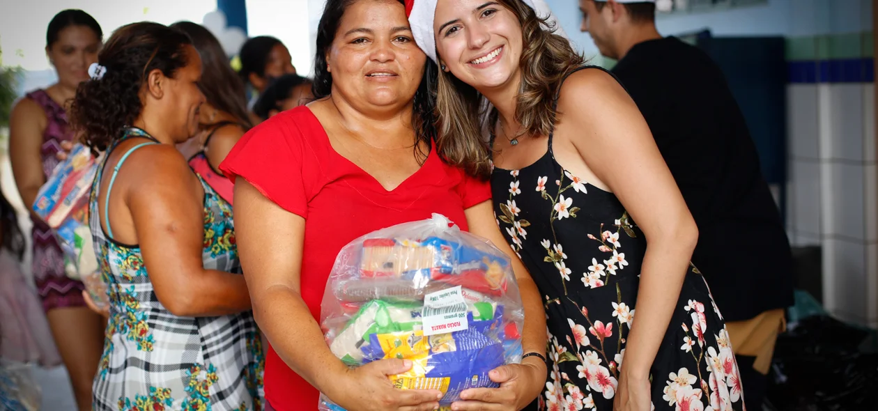 Mãe feliz com a boa ação 