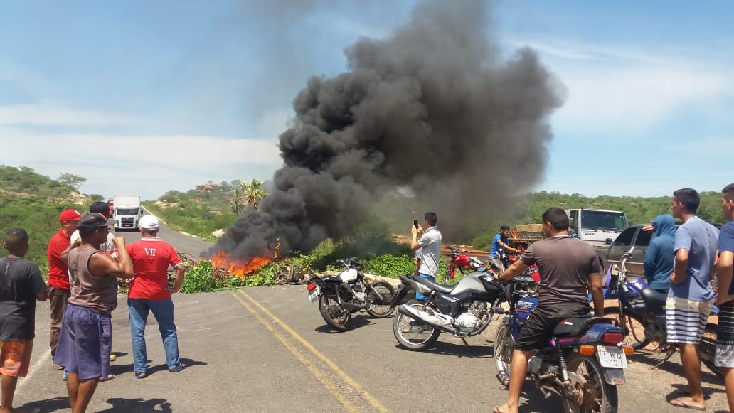 Manifestantes bloqueiam acesso ao município de Buriti dos Montes